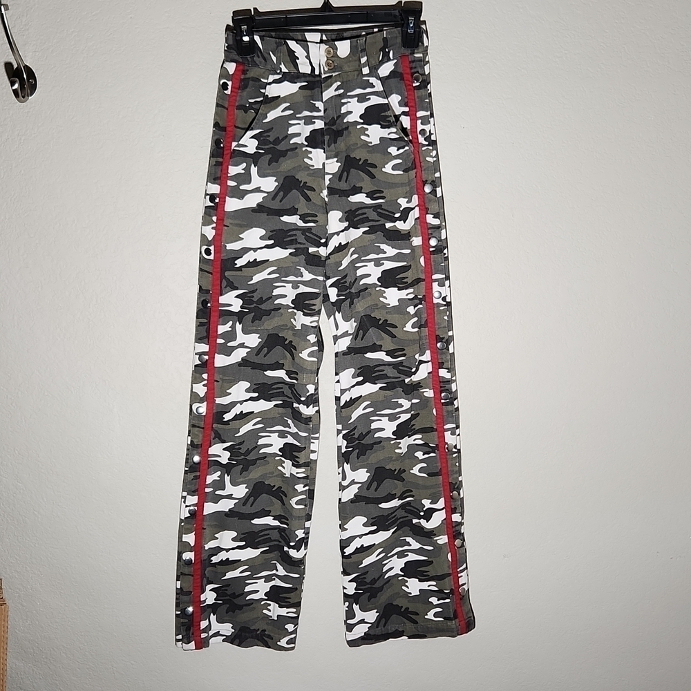Fashion Nova Pants Size XS camoflauge snap pants long Camo